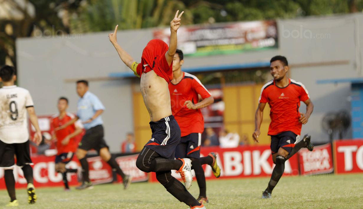 Kapten Universitas Negeri Malang (UM), Tegar Satria, berselebrasi usai cetak gol ke gawang Polinema pada Torabika Campus Cup 2017 di Stadion UM, Malang, Rabu, (01/11/2017). UM menang 2-0 atas Polinema. (Bola.com/M Iqbal Ichsan)