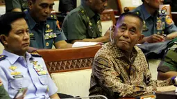 Menteri Pertahanan Ryamizard Ryacudu (kanan) saat mengikuti rapat dengan Komisi I DPR di Senayan, Jakarta, Kamis (7/6). Rapat ini membahas Rencana Kerja dan Anggaran Kementerian dan Lembaga (RKAKL). (Liputan6.com/JohanTallo)