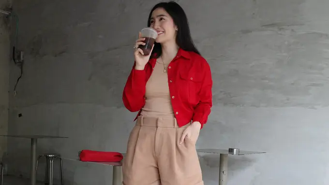 Inspirasi OOTD Imlek Anti-Mainstream Pakai Sneakers