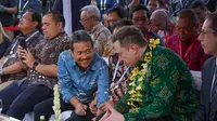 Menteri Kelautan dan Perikanan Sakti Wahyu Trenggono bertemu pendiri Starlink, Elon Musk, pada acara ujicoba layanan internet berbasis satelit LEO di Puskemas Pembantu Sumerta Kelod, Denpasar, Bali, Minggu (19/5/2024) sore. (Dok. KKP)