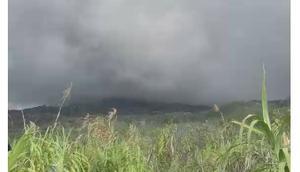 Gunung Dukono di Halmahera Utara erupsi pada hari ini Jumat (8/5/2026). (Dok. Istimewa)