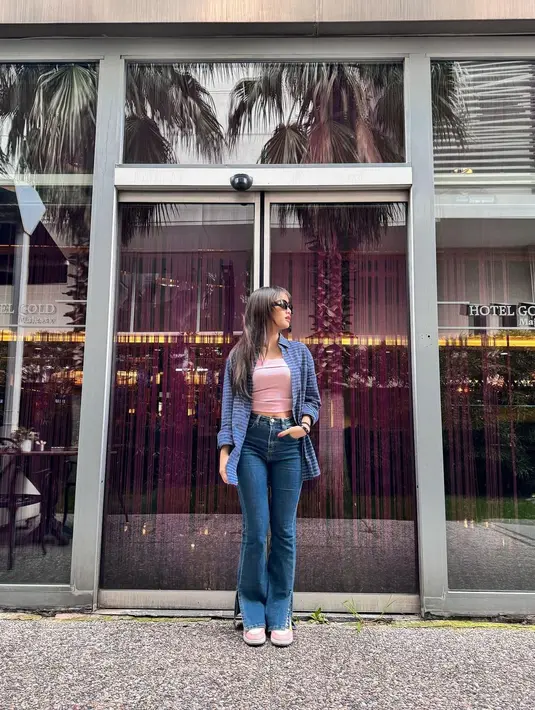 Penampilan kasual Fuji mengenakan cropped inner berwarna putih ditumpuk dengan kemeja lengan panjang bernuansa biru dan dipadukan dengan flare jeans. [Foto: Instagram/fuji_an]