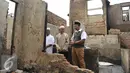 Bakal Calon Gubernur DKI Jakarta, Muhamad Idrus berkunjung ke lokasi kebakaran di Pasar Poncol Senen, Jakarta, Jumat (29/4). Idrus melihat kondisi rumah warga yang telah rusak parah. (Liputan6.com/Gempur M Surya)