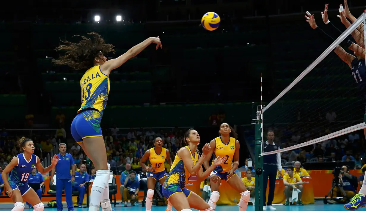 Atlet voli asal Brasil, Sheilla (kiri) melakukan smash saat laga melawan Argentina di Olimpiade Rio 2016, Brasil pada 8 Agustus 2016. (REUTERS / Marcelo del Pozo)