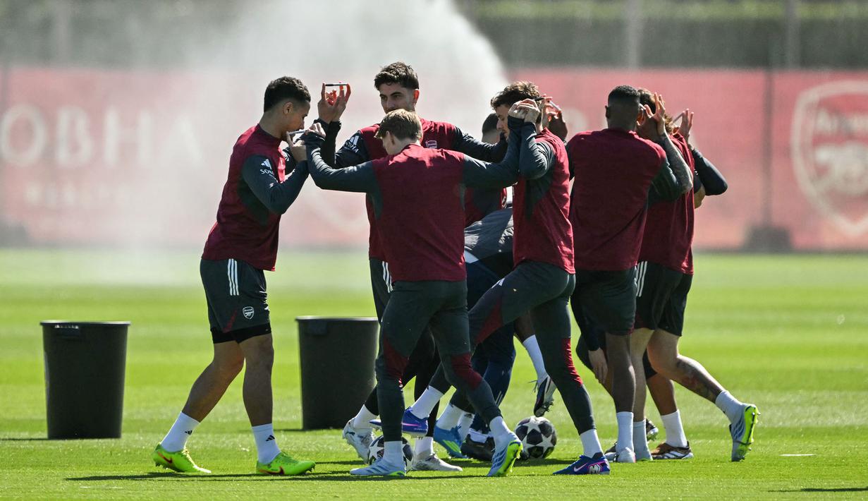 Mereka tampak berlatih menggunakan pulpen atau pena pada sesi yang berlangsung di Arsenal Training Centre, London, Inggris, Senin (06/04/2026) waktu setempat. (AFP/Glyn Kirk)