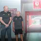 Legenda Liverpool, Gary McAllister, Roy Evans, dan Patrik Berger, berfoto pada LFC World Tour Jakarta di Mal Taman Angrek, Jakarta (08/03/2018). Kegiatan tersebut untuk membawa Liverpool lebih dekat kepada fans. (Bola.com/Nick Hanoatubun)