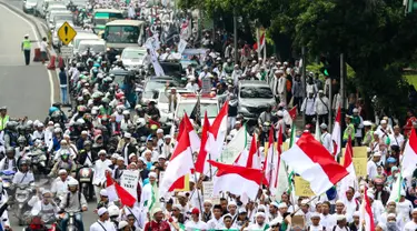 Ratusan ormas Islam mulai bergerak menuju Masjid Istiqlal, Jakarta Pusat, yang dijadikan titik kumpul, Jumat (4/11). Rencananya, demonstran akan memulai aksinya seusai menunaikan salat Jumat berjemaah di Istiqlal. (Liputan6.com/Faizal Fanani)