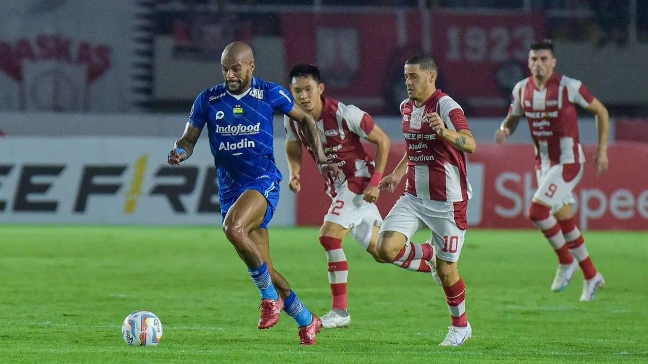 Penyerang Persib Bandung, David da Silva, ketika melawan Persis Solo.