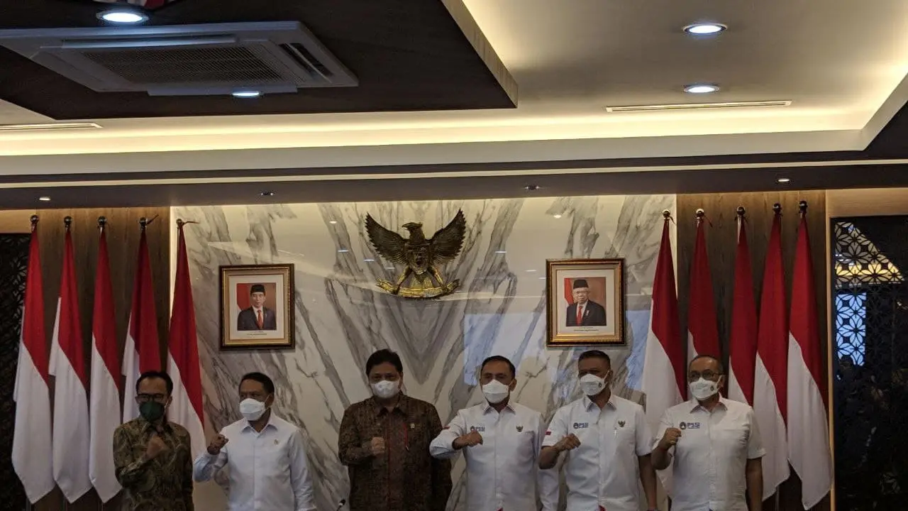 Ketua PSSI, Mochamad Iriawan, Menpora, Zainudin Amali, dan Direktur Utama PT Liga Indonesia Baru (LIB), Akhmad Hadian Lukita menghadap Koordinator PPMK luar Jawa-Bali, Airlangga Hartarto.