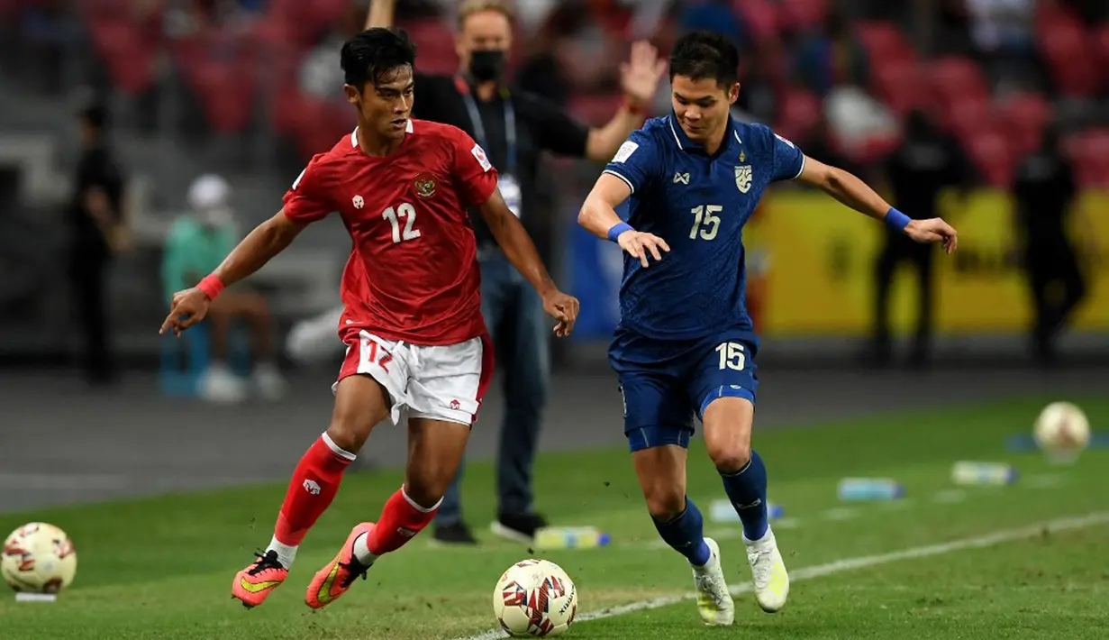 Meski akhirnya Timnas Indonesia lagi-lagi gagal menyabet gelar juara Piala AFF usai tunduk dari Thailand dengan agregat 2-6, Pratama Arhan mampu terpilih sebagai pemain muda terbaik pada ajang tersebut. (AFP/Roslan Rahman)