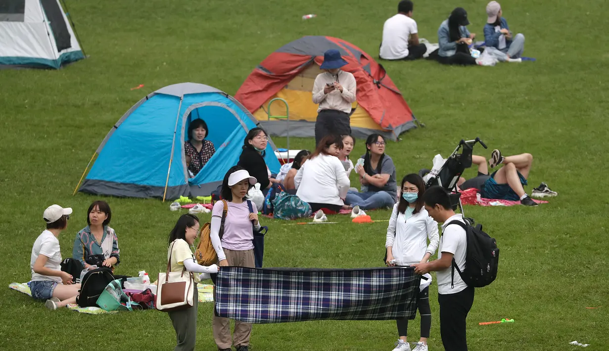 Orang-orang menikmati berkemah di gunung yang indah di Yanqing, pinggiran Beijing pada 30 Agustus 2020. China memiliki lebih dari 200 orang yang dirawat di RS karena COVID-19, dengan lebih dari 300 lainnya diisolasi setelah dites positif terkena virus tanpa menunjukkan gejala. (AP/Andy Wong)