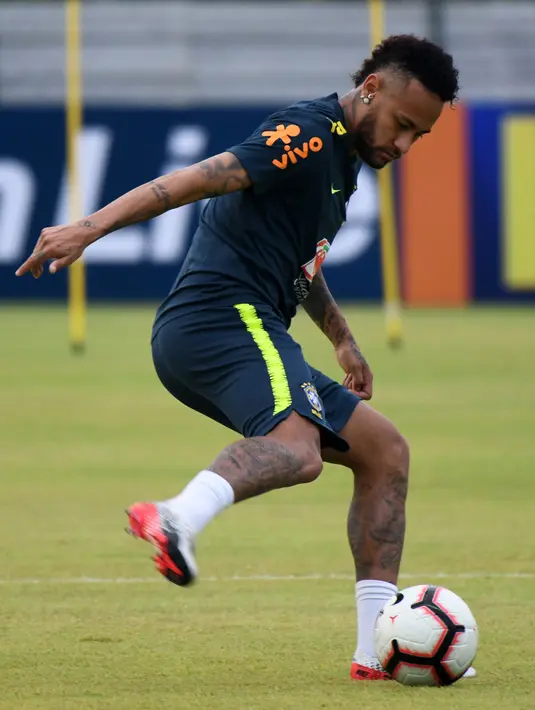 Penyerang Brasil, Neymar mengontrol bola saat mengikuti sesi latihan tim di Singapura (7/10/2019).  Brasil akan menghadapi Senegal pada pertandingan persahabatan di Singapore National Stadium pada 10 Oktober 2019. (AFP Photo/Roslan Rahman)