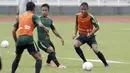 Pemain Timnas Indonesia U-22, Dallen Doke, saat latihan di Stadion Madya, Senayan, Senin (21/1). Pemain yang pernah merumput di Spanyol ini bertekad menembus skuat utama untuk tampil di Piala AFF U-22 2019. (Bola.com/M Iqbal Ichsan)