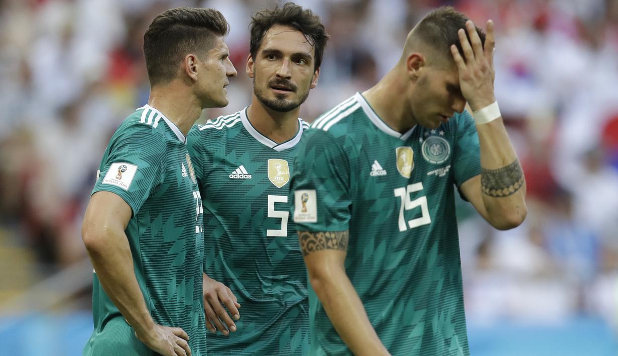 Mario Gomez, Mats Hummels dan Niklas Suele bersedih saat timnya kalah dari Korea Selatan pada laga grup F Piala Dunia 2018 di Kazan Arena, Kazan, Rusia, (27/6/2018). Jerman kalah 0-2. (AP/Michael Probst)