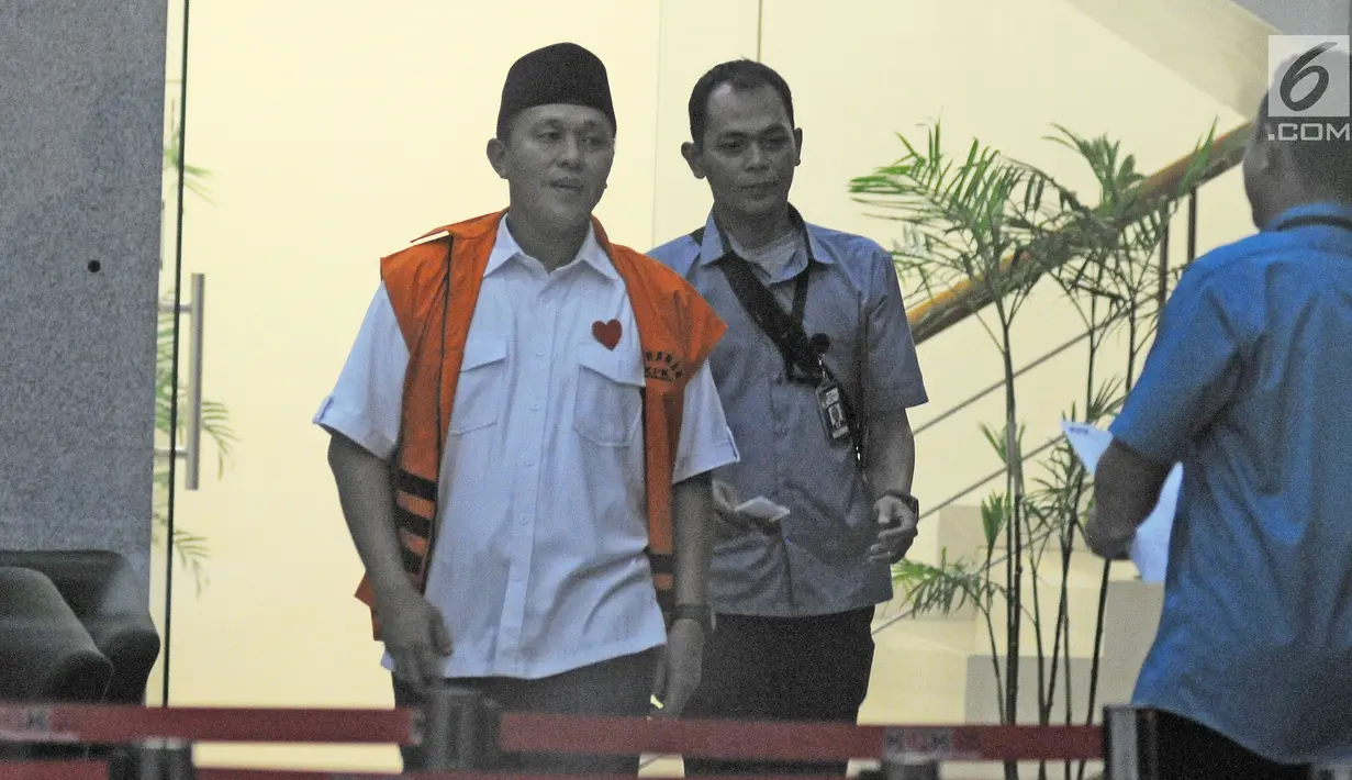Tersangka Bupati Lampung Tengah nonaktif Mustafa usai menjalani pemeriksaan di Gedung KPK, Jakarta, Rabu (21/2). Cagub Lampung dari Partai Nasdem ini diduga terlibat suap pinjaman daerah pada APBD Lampung Tengah TA 2018. (Liputan6.com/Herman Zakharia)
