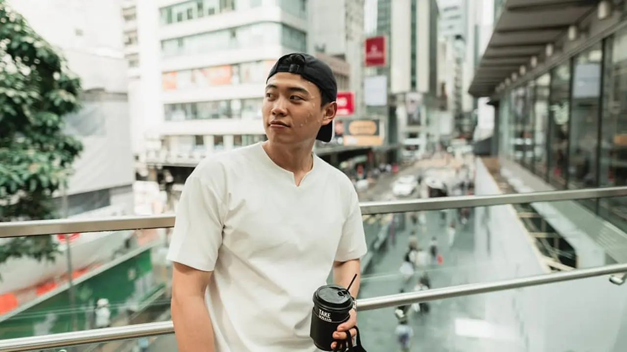 Gaya Liburan YouTuber Jang Hansol, Simpel dan Keren