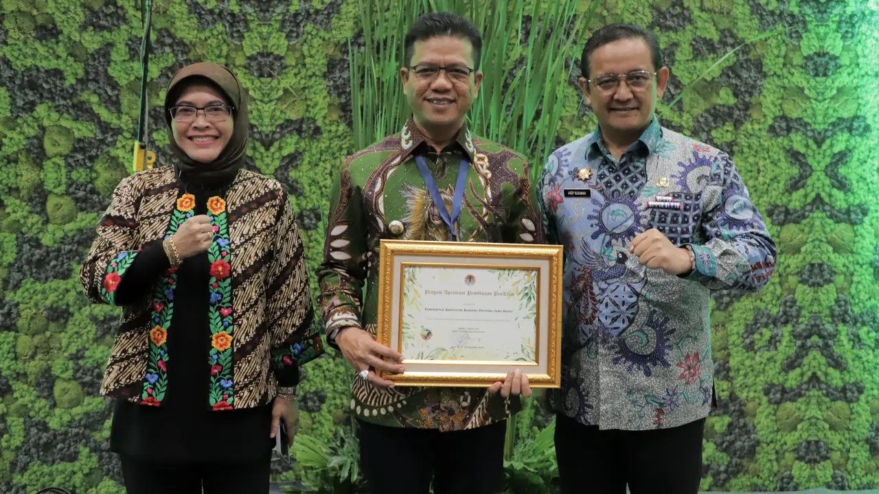 Buktikan Konsistensi Dukung Pembangunan Lingkungan, Bupati Bandung Raih Penghargaan Kementerian LH untuk Ketiga Kalinya