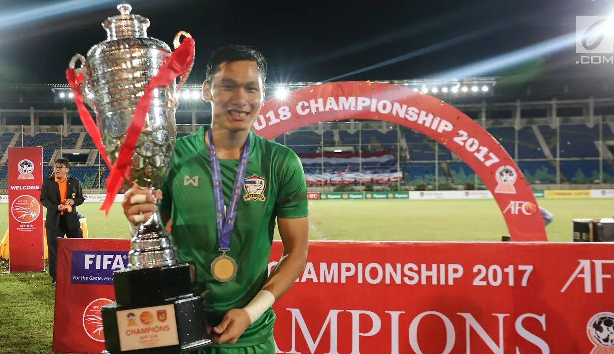 Pemain timnas Thailand U-19 mengangkat piala AFF usai menumbangkan Malaysia 2-0 pada partai final yang berlangsung di Stadion Thuwunna, Myanmar, Minggu (17/9). Thailand keluar sebagai juara Piala AFF U-18 2017. (Liputan6.com/Yoppy Renato)