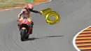 Marc Marquez membawa balon angka 10 merayakan kemenangannya di Sirkuit Sachsenring GP Jerman. (AFP/Tobias Schwarz)