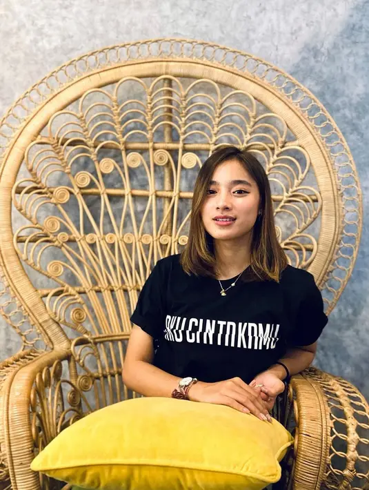 Paras cantik Echi Unyu berhasil membuat banyak orang jatuh hati. Terlebih saat ia memakai outfit warna hitam, membuat perempuan berusia 19 tahun ini terlihat simpel tapi menawan. Senyum tipis Echi juga terlihat begitu manis. (Liputan6.com/IG/@desitarllyw)