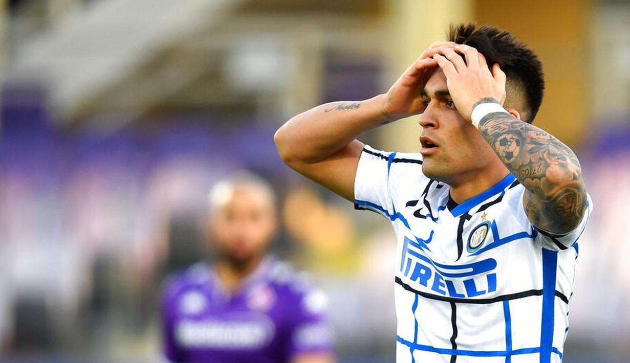 Striker Inter Milan, Lautaro Martinez, tampak kecewa usai mencetak gol ke gawang Fiorentina pada laga Coppa Italia di Stadion Artemio Franchi, Rabu (13/01/2021). Inter Milan menang dengan skor 2-1. (Jennifer Lorenzini/LaPresse via AP)