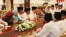 Ikatan Persaudaraan Qori- Qoriah dan Hafiz-Hafizah Seluruh Indonesia (IPQOH) meminta kepada Presiden Jokowi untuk membuat Keppres mengenai keberadaan LPTQ dan IPQOH di Istana Merdeka, Jakarta, Senin (12/6). (Liputan6.com/Angga Yuniar)