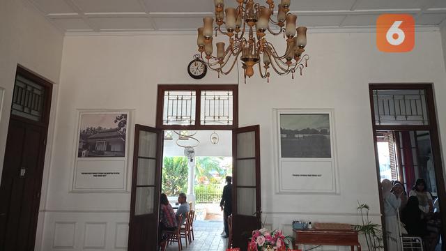 Suasana Dalam Kafe Berusia 138 Tahun, Terasa Zaman Kolonial. (Jumat, 29/09/2023). (Yandhi Deslatama/Liputan6.com).