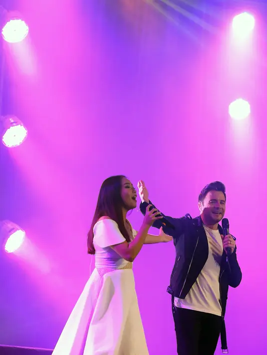 "Terima kasih Indonesia, terima kasih banyak. Aku akan datang ke Indonesia tahun depan dengan album baruku, terima kasih banyak," ujar Shane Filan di The Hall  Senayan City, Selasa (14/3/2017). (Bambang E. Ros/Bintang.com)
