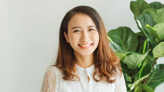 cantik bahagia tersenyum santai kalem dewasa mandiri