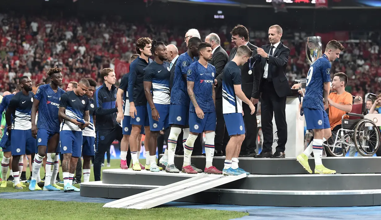 Pemain Chelsea saat menerima medali setelah pertandingan Piala Super Eropa 2019 di Besiktas Park, di Istanbul (15/8/2019). Chelsea kalah lewat adu penalti atas Liverpool 5-4 (2-2). (AFP Photo/Ozan Kose)