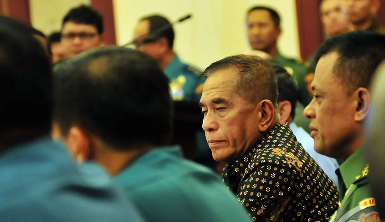 Menhan Ryamizard Ryacudu (berbaju batik) Rapat Pimpinan Kementerian Pertahanan di Kantor Kemhan, Jakarta, Rabu (17/12/2014). (Liputan6.com/Johan Tallo)