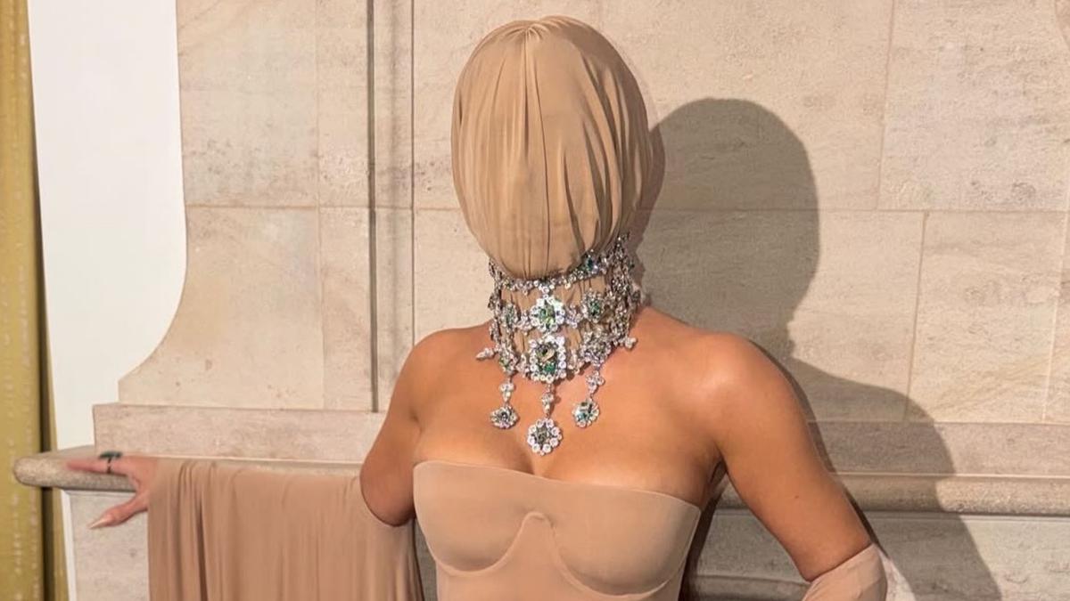 Gaya Misterius Kim Kardashian Menutup Seluruh Kepalanya Dipadukan Perhiasaan Mewah saat Hadir di Academy Museum Gala 2025