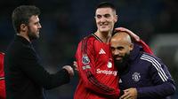 Hingga babak kedua berakhir, skor 0-1 tidak berubah dan Setan Merah pulang membawa poin penuh dari Merseyside. Tampak dalam foto, reaksi pelatih sementara Manchester United asal Inggris, Michael Carrick (kiri), saat striker Manchester United asal Slovenia bernomor punggung 30, Benjamin Sesko (tengah), merayakan kemenangan bersama gelandang Manchester United asal Kamerun, Bryan Mbeumo, setelah pertandingan pekan ke-27 Liga Primer Inggris 2025/2026 melawan Everton di Stadion Hill Dickinson, Liverpool, barat laut Inggris, Senin 23 Februari 2026 waktu setempat atau Selasa 24 Februari 2026 dini hari WIB. (Paul ELLIS/AFP)