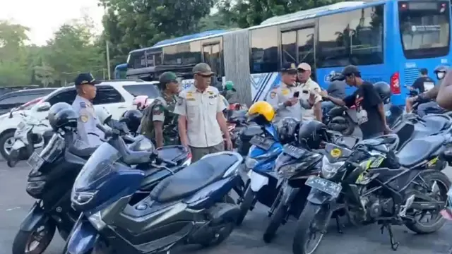 Petugas gabungan menertibkan parkir liar dan pemasangan meja berlebihan milik pelaku usaha di sepanjang Jalan Mayjen Sutoyo, Cawang, Kramat Jati, Jakarta Timur (Jaktim).