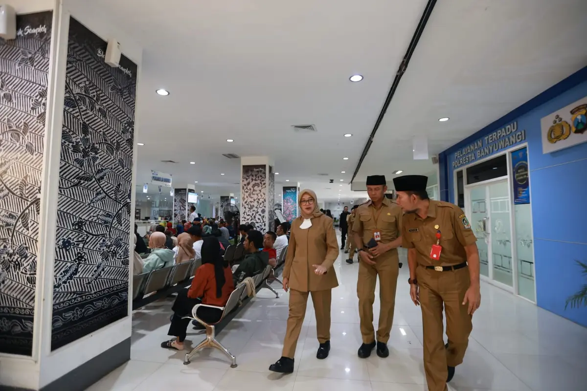 Bupati Banyuwangi Ipuk Fiestiandani (Kiri) sidak pelayanan di RSUD Blambangan Banyuwangi (Istimewa)