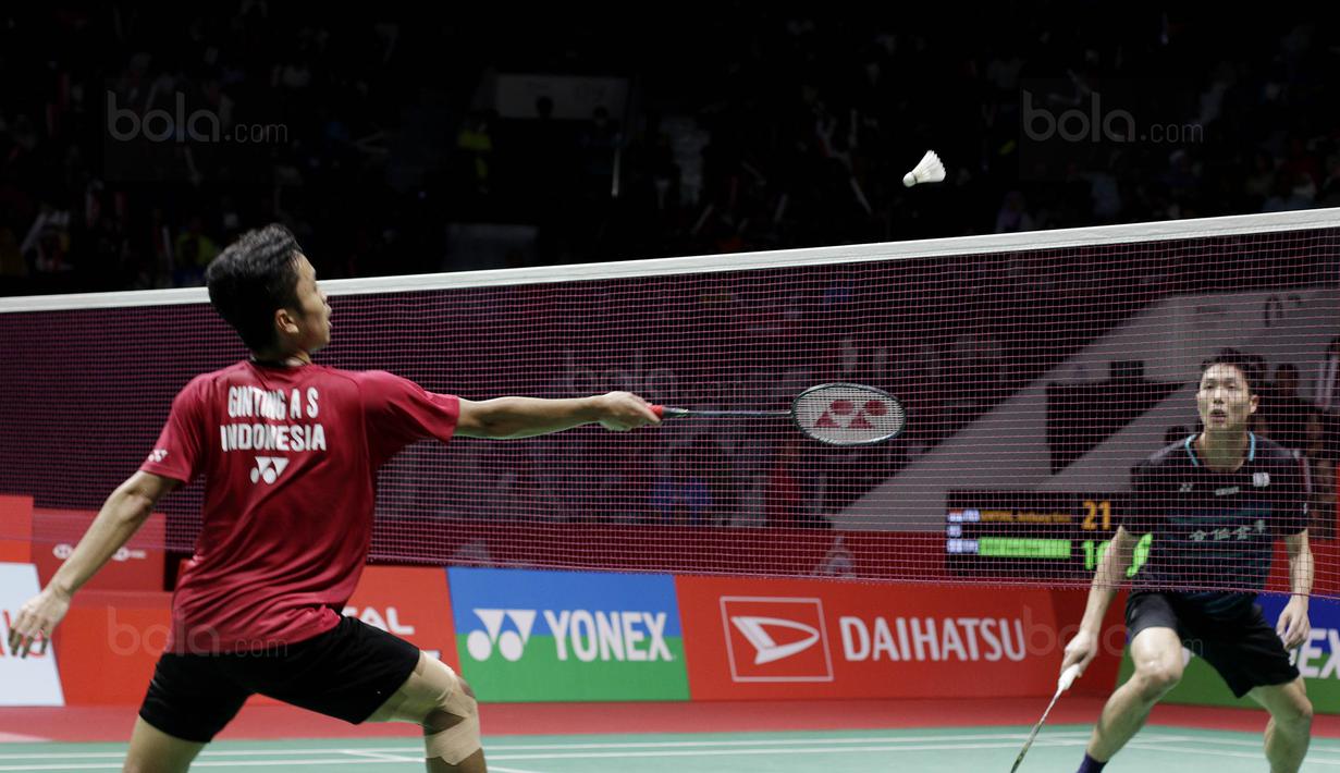 Tunggal putra Indonesia, Anthony Ginting, saat melawan wakil Taiwan, Chou Tien Chen, pada laga semifinal Indonesia Masters 2018 di Istora Senayan, Sabtu (27/1/2018). Anthony Ginting menang 21-16, 13-21, dan 21-12. (Bola.com/M Iqbal Ichsan)