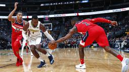 Pebasket Washington Wizards, John Wall, menahan laju pebasket Denver Nuggets, Paul Millsap, pada laga NBA di Pepsi Center, Denver, Selasa (23/10/2017). Denver Nuggets kalah 104-109 dari Washington Wizards. (AP/David Zalubowski)