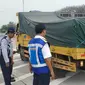 Operasi penertiban kendaraan over dimension dan over load (ODOL) di Jalan Tol Surabaya-Mojokerto. (Foto: Dok PT Jasa Marga Tbk)