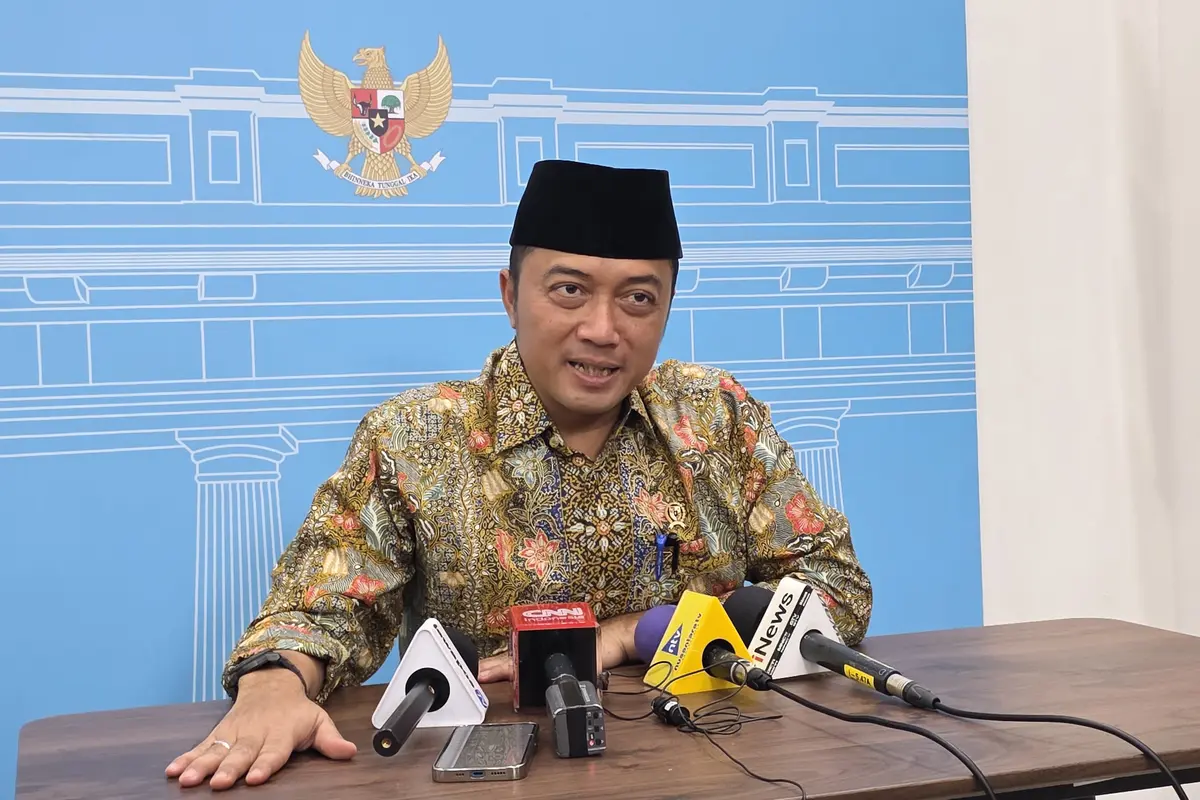 Menteri Sekretaris Negara Prasetyo Hadi di Kompleks Istana Kepresidenan Jakarta, Jumat (11/7/2025) (Liputan6.com/Lizsa Egeham)