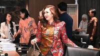 Office Look Nafa Urbach saat Ngantor di Gedung DPR RI. [@nafaurbach]