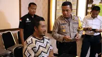 Tersangka penghina Nabi Muhammad SAW saat diamankan polisi. (Times Indonesia/Istimewa)