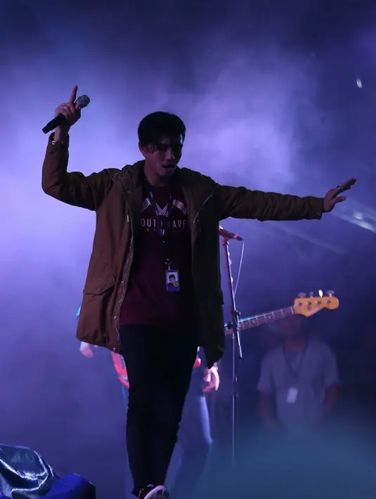 Meski ditengah guyuran hujan deras di arena konser, grup musik yang beranggotakan Duta, Eross, Brian dan Adam itu bisa memuaskan para penggemarnya, SheilaGank. (Galih W. Satria/Bintang.com)