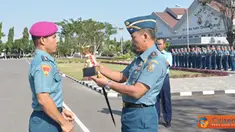 Citizen6, Suarabaya: Penyerahan Piala dari Ketua Kontingen Letkol Marinir Marpaung kepada Dankobangdikal Laksda TNI Djoko Teguh Wahojo, setelah berhasil meraih posisi tiga dari delapan kontingan Kotama TNI AL. (Pengirim: Penkobangdikal).