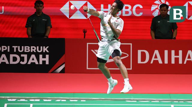 Tunggal putra Indonesia, Alwi Farhan, menunjukkan performa gemilang dan berhasil mengamankan satu tempat di babak final Indonesia Masters 2026 di Istora Senayan, Jakarta, Sabtu (24/1/2026). Ia menyingkirkan wakil Taiwan, Chi Yu Jen, dengan skor telak dua gim langsung, 21-11 dan 21-12. (Bola.com/M Iqbal Ichsan)