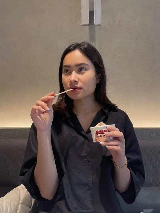 Pelantun lagu Utuh ini memang gemar mengenakan pakaian warna hitam saat hangout. Dengan tampil simpe tapi menawan, gaya hangout Satine ini banjir pujian dari netizen. Tak ayal, foto Satine saat makan es krim ini berhasil banjir like dan komentar dari netizen. (Liputan6.com/IG/@satinezaneta)