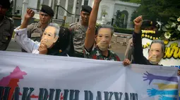 Dalam orasi tersebut, terlihat beberapa orang mengenakan topeng bergambar Presiden Susilo Bambang Yudhoyono yang diberi tambahan hidung panjang, Jakarta, (29/9/14). (Liputan6.com/Faizal Fanani)