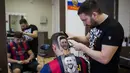 Seorang penata rambut, Mario Hvala mencukur rambut bagian belakang pelanggannya dengan gambar wajah pemain Argentina, Lionel Messi di Serbia, 10 Juni 2018. Hvala memberikan biaya gratis dalam rangka merayakan Piala Dunia 2018. (AFP/VLADIMIR ZIVOJINOVIC)