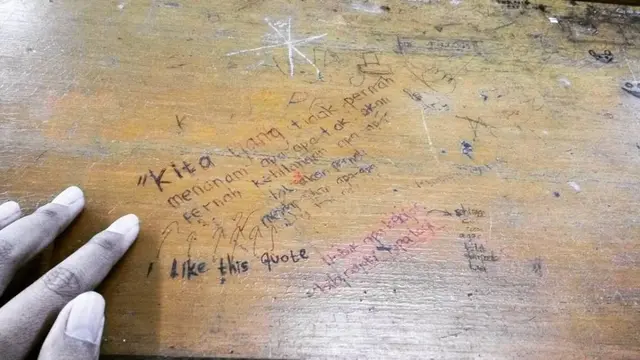 Bikin Nostalgia, 6 Coretan Murid di Meja Kelas Ini Nyeleneh