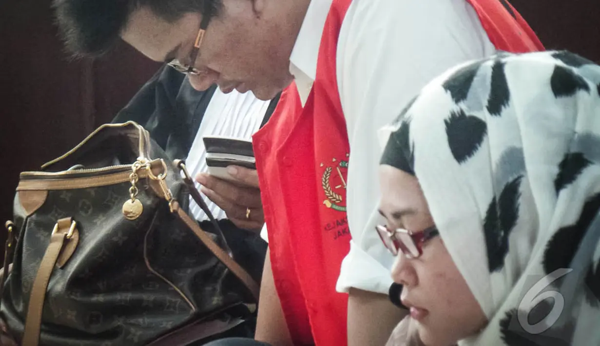 Assyifa Ramadhani dan Ahmad Imam Al Hafitd saat menghadiri sidang di PN Jakpus, Selasa (26/8/2014) (Liputan6.com/Faizal Fanani)