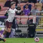 Gelandang Inggris Manchester City Jack Grealish diadang pemain Urawa Reds Takahiro Sekine pada pertandingan semifinal Piala Dunia Antarklub 2023 di King Abdullah Sports City, Jeddah, pada 19 Desember 2023. (AFP)